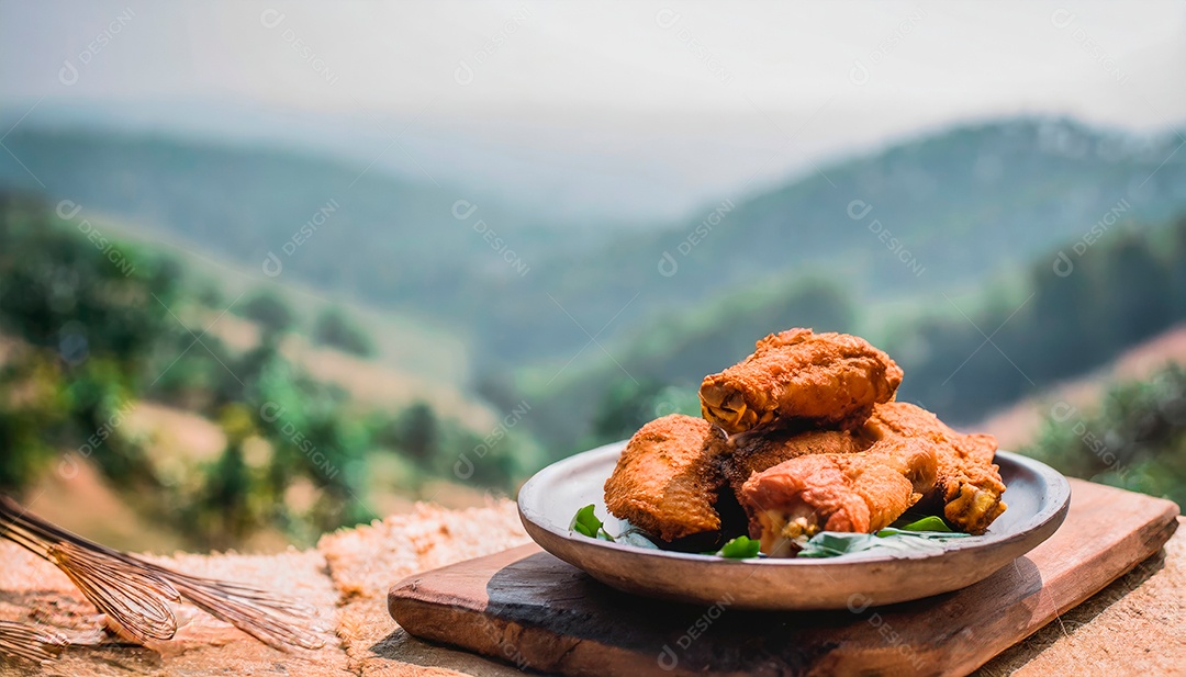Assas de frango sobre um prato
