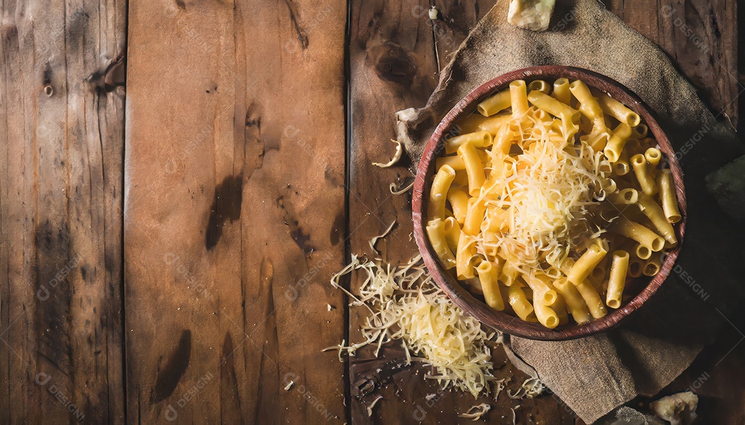 Retrato de Macarrão com Queijo combinado com molho cremoso de queijo sobre uma mesa de madeira