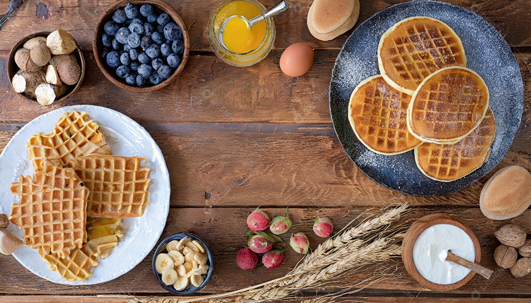 Waffle sobre prato em uma mesa de madeira