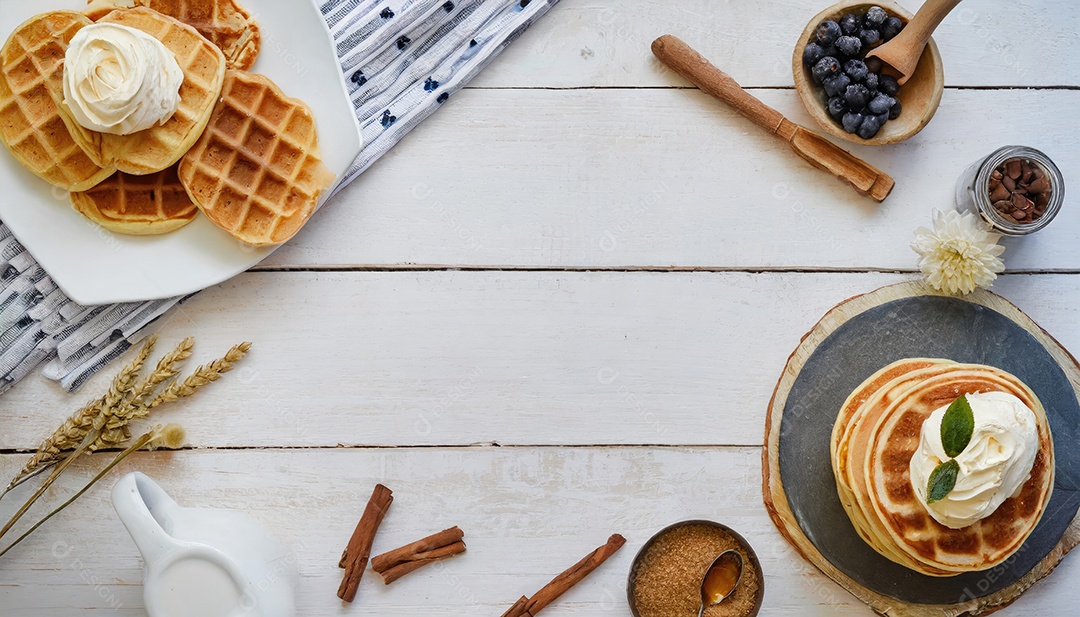 Waffles belgas feitos na hora com mel e açúcar de confeiteiro