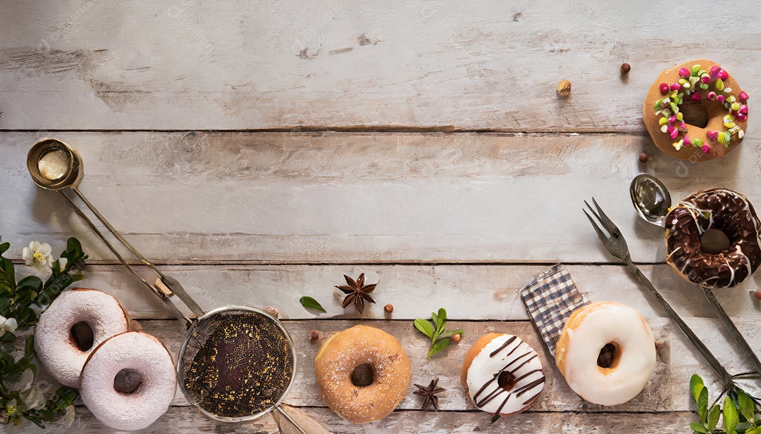 Donuts deliciosos sobre uma mesa de madeira