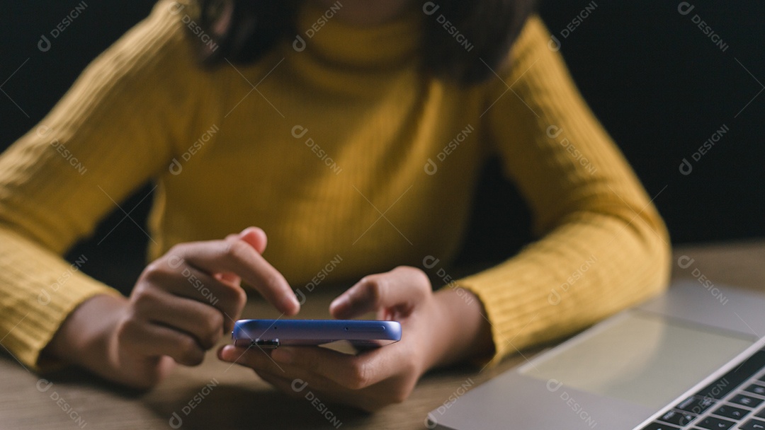 Linda menina jovem sorridente