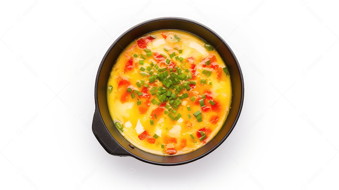 Omelete com bacon e salsa em fundo branco