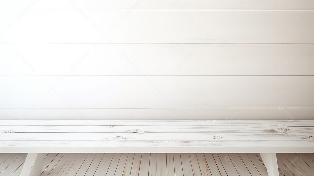 Tampo de mesa de madeira sobre fundo de parede branca