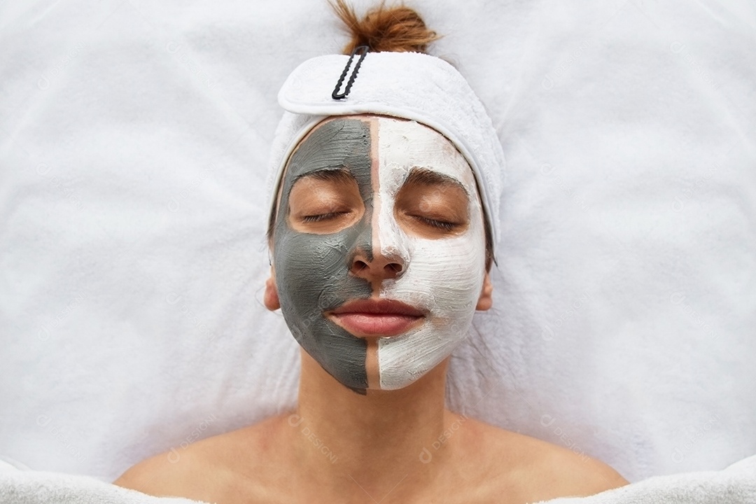 Jovem com mascara facial em spar