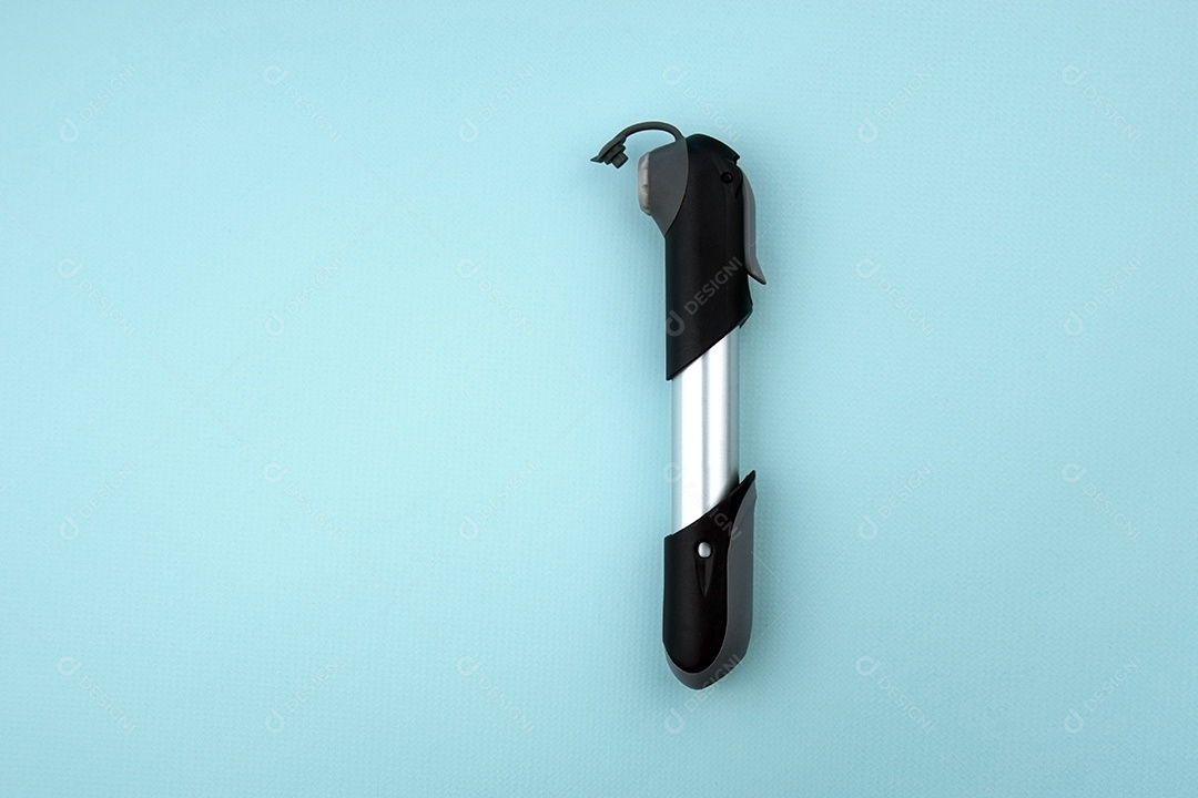 Bomba de bicicleta compacta em um fundo azul