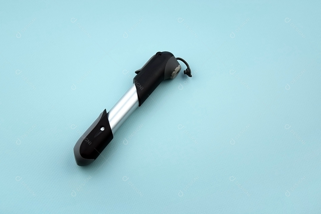 A bomba de bicicleta compacta em um fundo azul