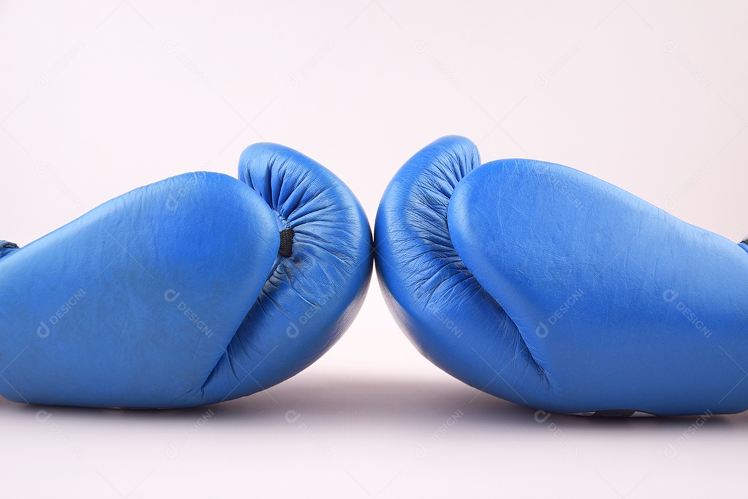 Luvas de boxe azuis sobre fundo branco