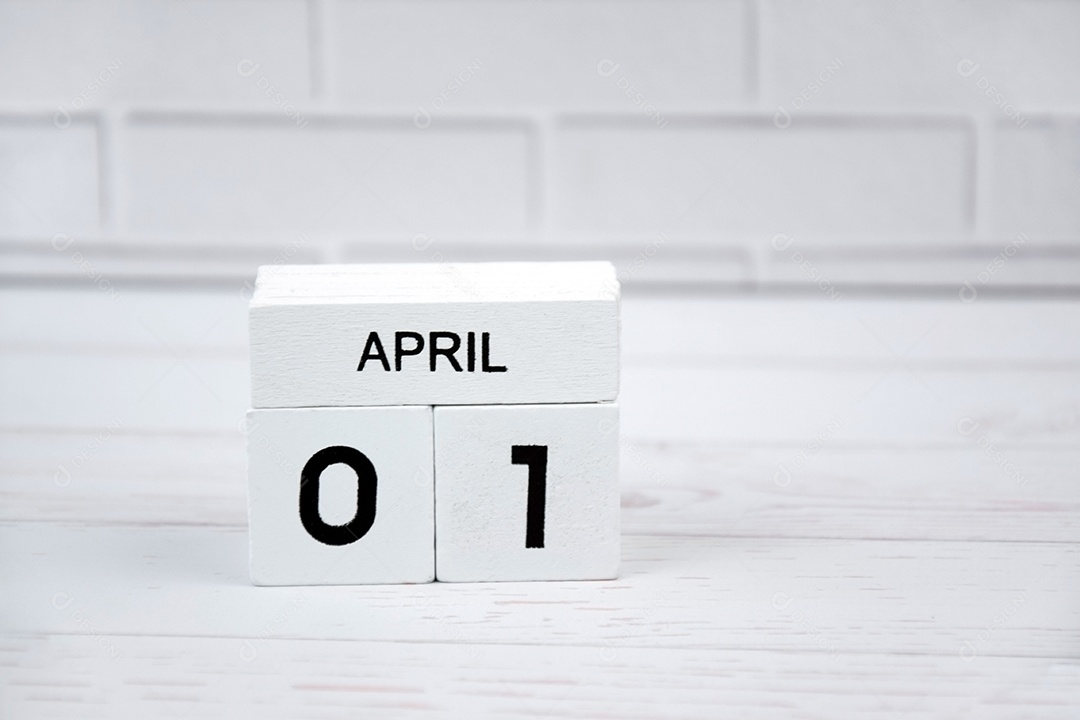 O calendário perpétuo de madeira branca mostrando o dia 1º de abril