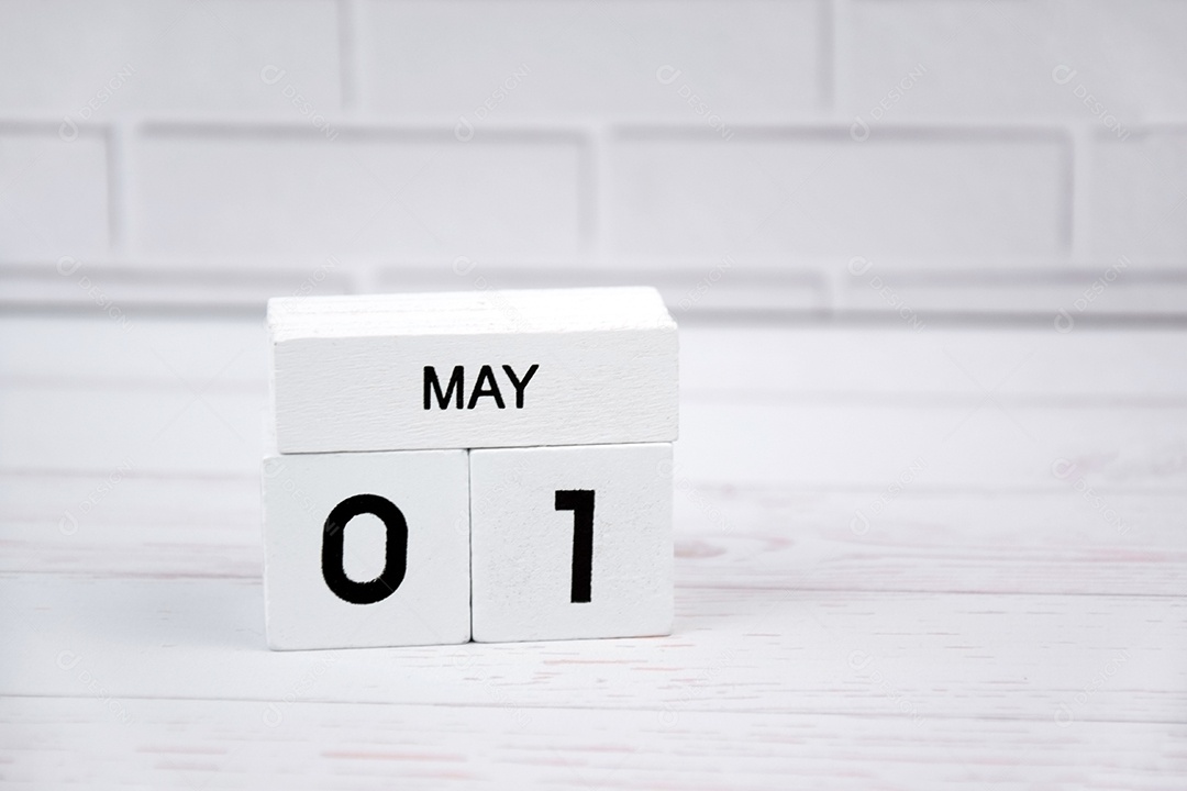 O calendário perpétuo de madeira branca mostrando o dia 1º de maio