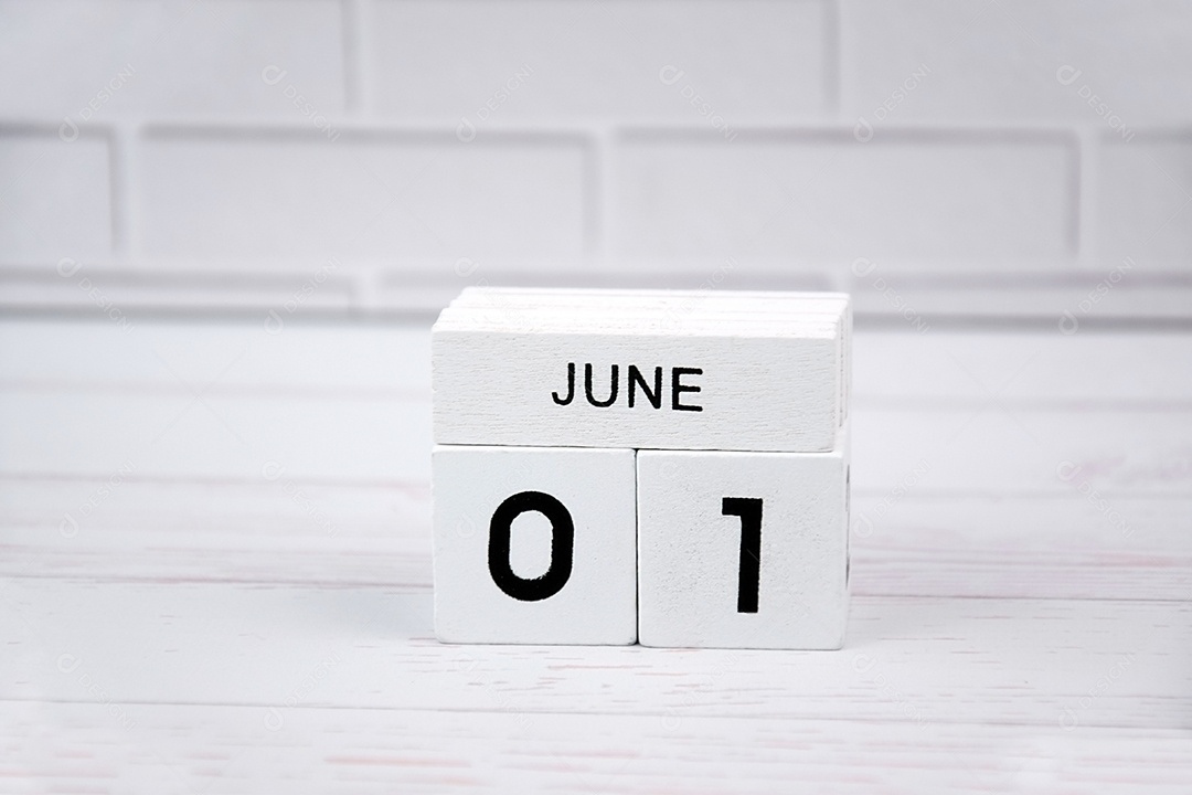 O calendário perpétuo de madeira branca mostrando o dia 1º de junho
