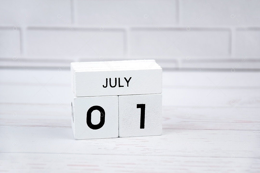 O calendário perpétuo de madeira branca mostrando o dia 1º de julho