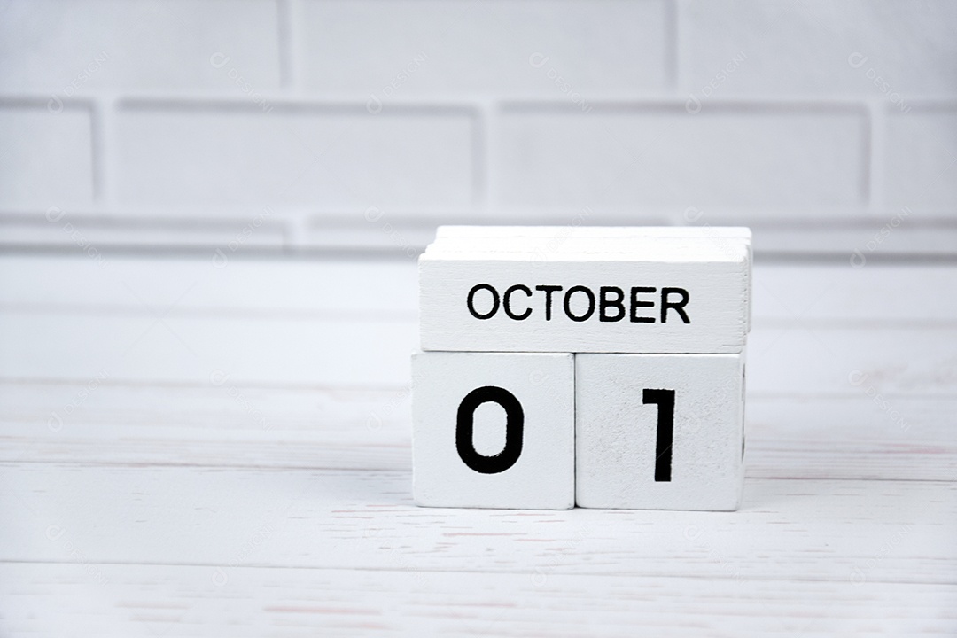 O calendário perpétuo de madeira branca mostrando o dia 1º de outubro