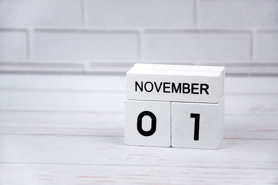 O calendário perpétuo de madeira branca mostrando o dia 1º de novembro