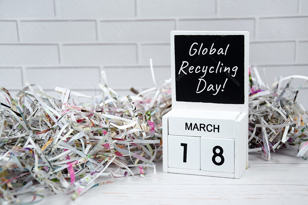 Calendário de madeira com data 18 de março com papel e plástico