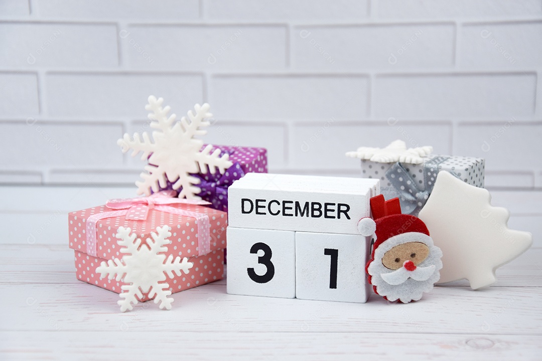 Calendário de madeira com data 31 de dezembro decorações festivas Véspera de Ano Novo