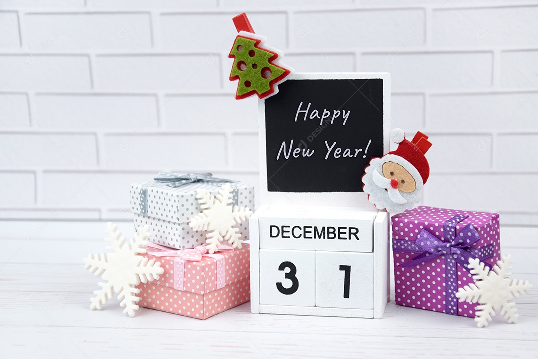 Calendário de madeira com data 31 de dezembro decorações festivas Véspera de Ano Novo