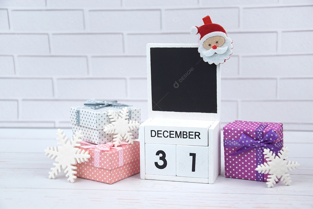 Calendário de madeira com data 31 de dezembro decorações festivas Véspera de Ano Novo