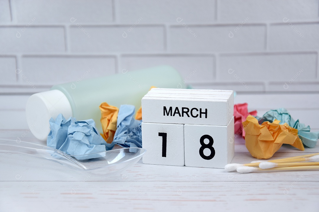 Calendário de madeira com data 18 de março com papel e plástico