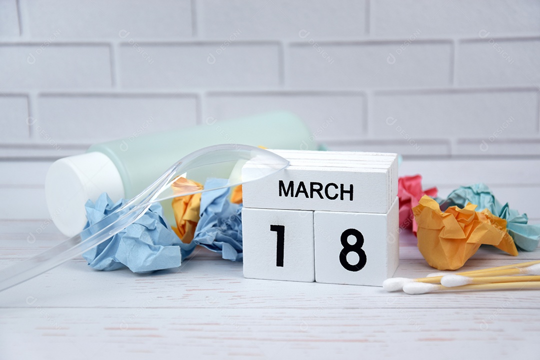 Calendário de madeira com data 18 de março com papel e plástico