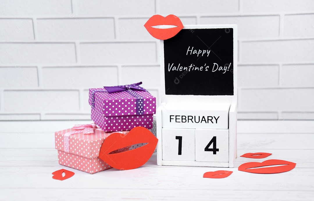 Calendário com a data 14 de fevereiro Dia dos Namorados caixa de presentes
