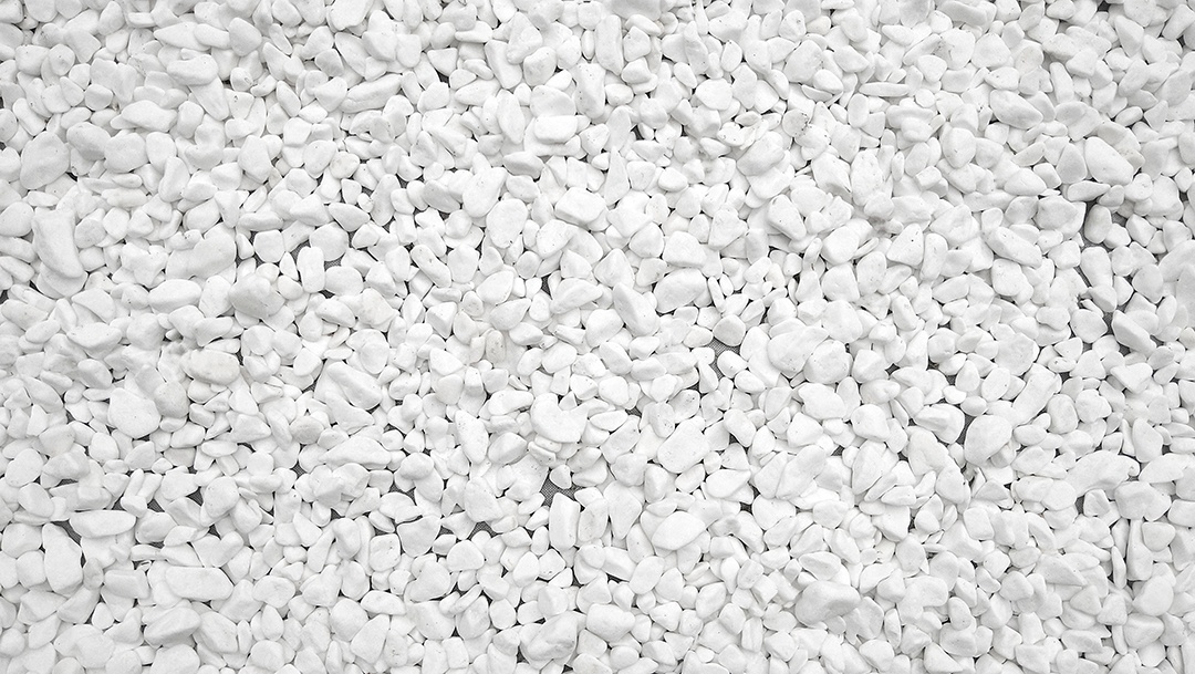 Muitas pequenas pedras brancas decorativas no jardim fundo natural