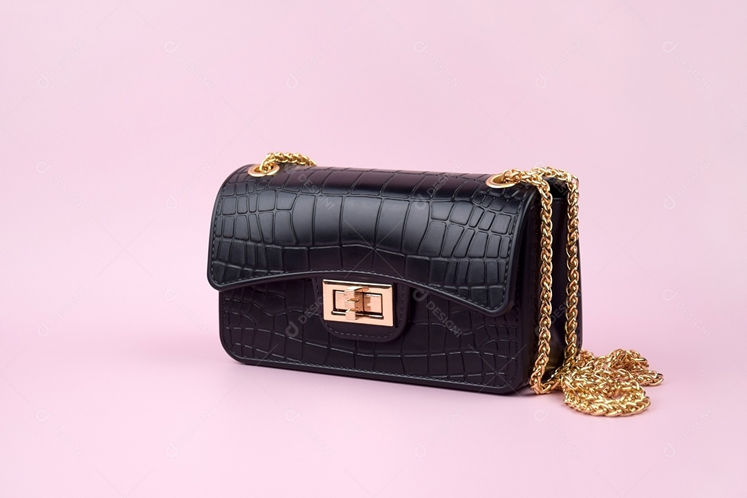 Bolsa feminina negra sobre fundo rosa