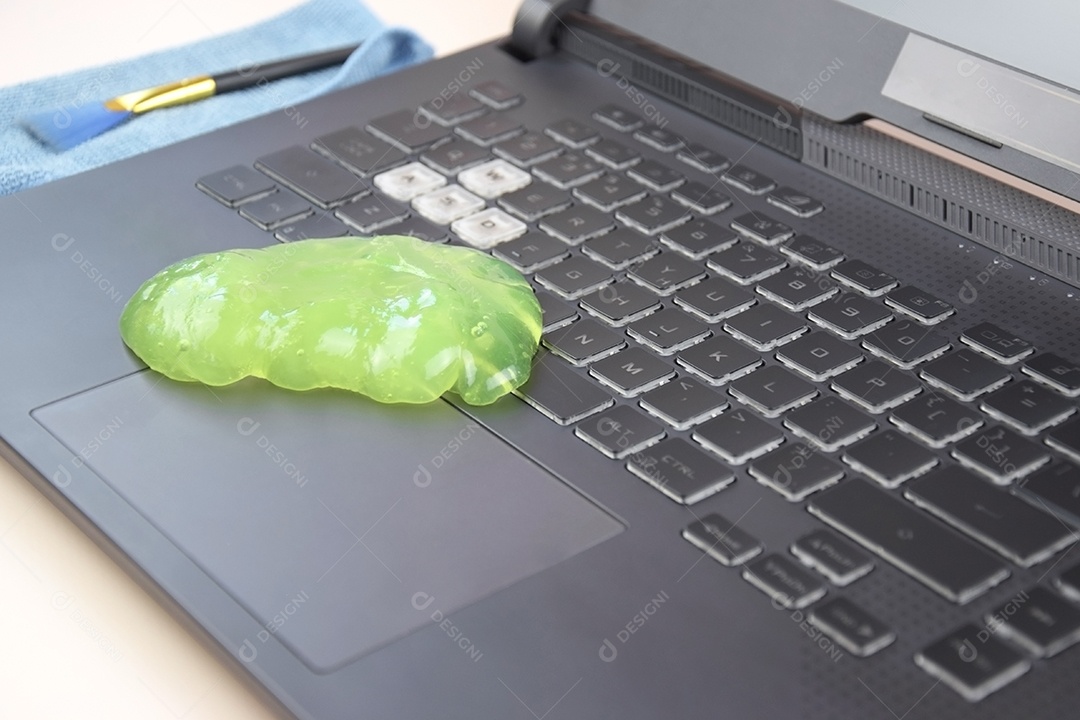 Gel de limpeza macio verde para limpar a poeira do teclado de um laptop