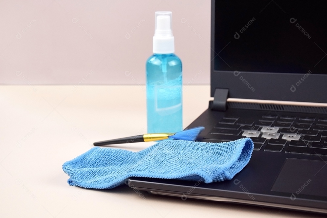 Teclado guardanapo antisséptico e pincéis sobre fundo branco