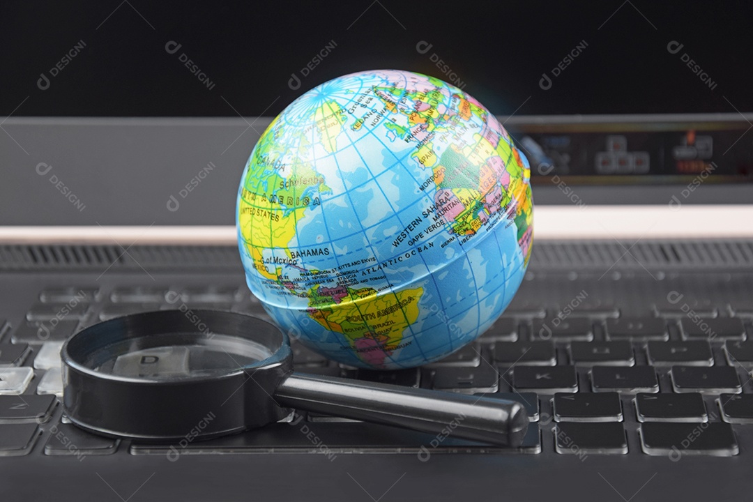 Teclado de laptop com globo mundial no topo conceito de busca de dados de informação na Internet