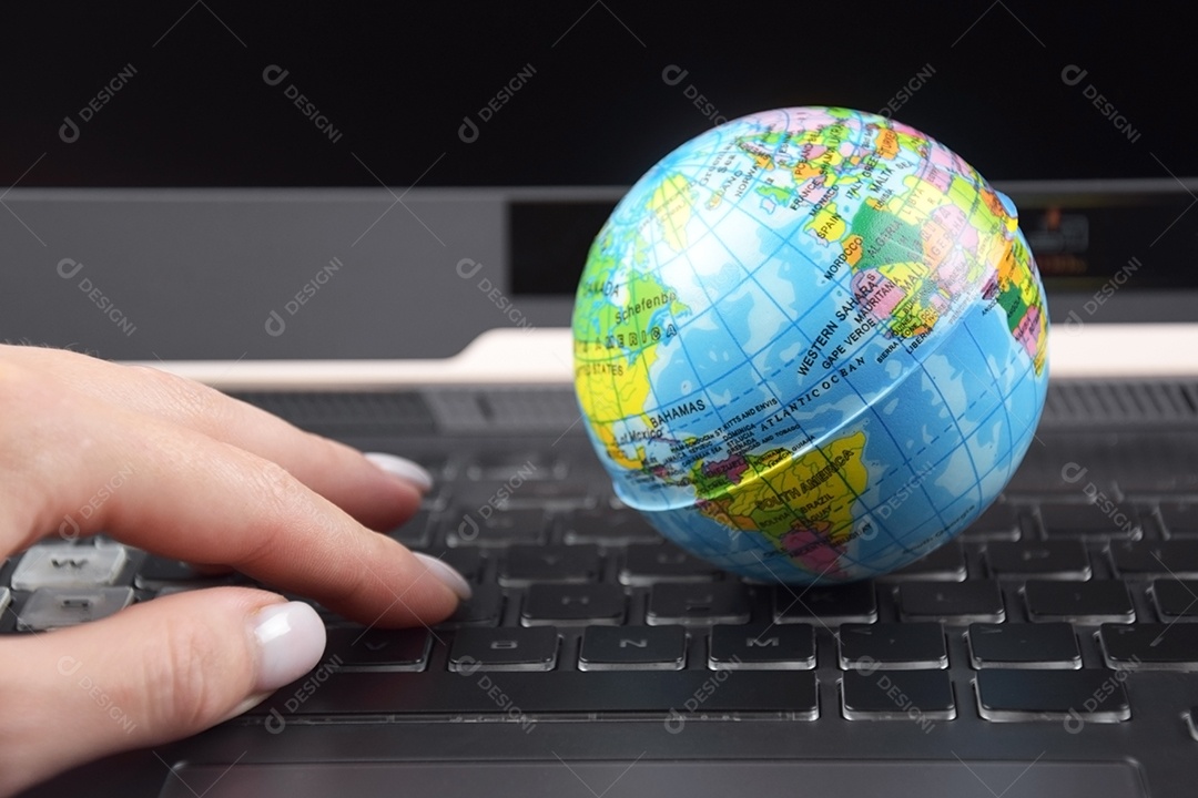 Teclado de laptop com globo mundial no topo