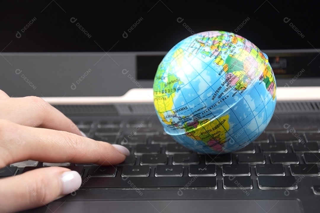 Teclado de laptop com globo mundial no topo