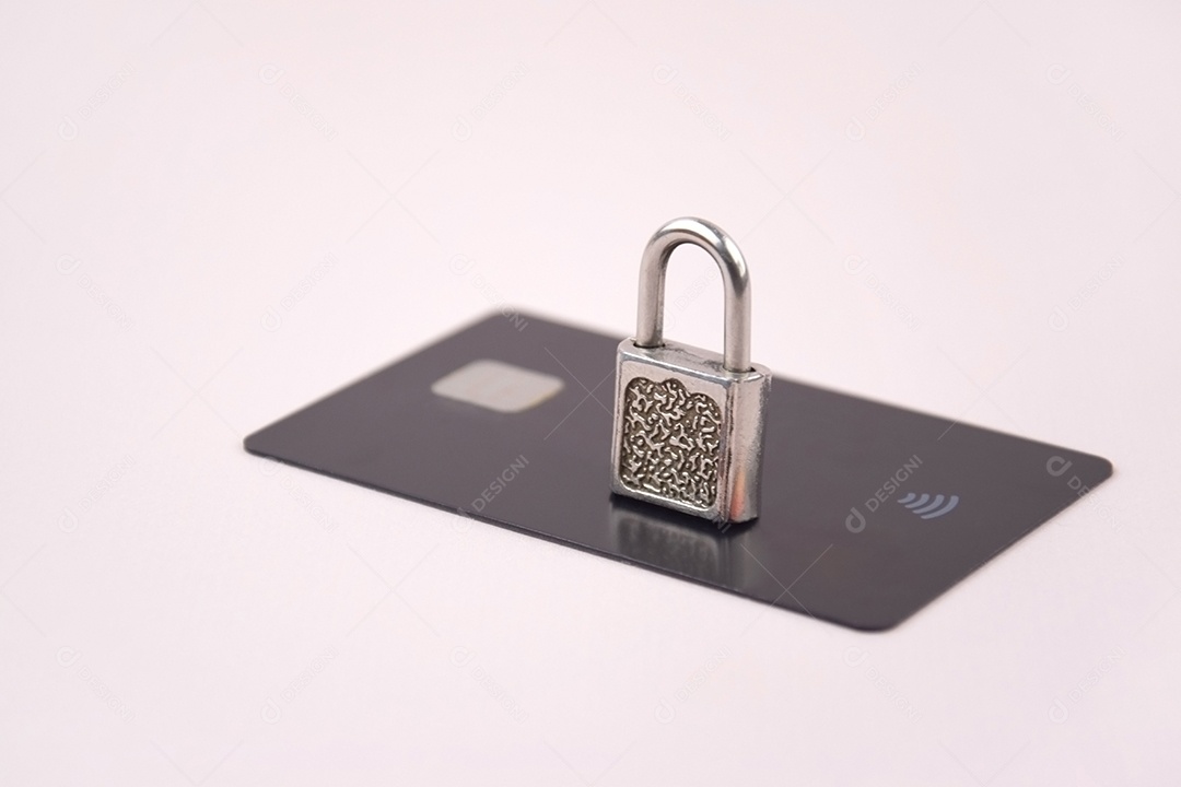 Cartão de crédito cadeado e chave mestra sobre o fundo claro