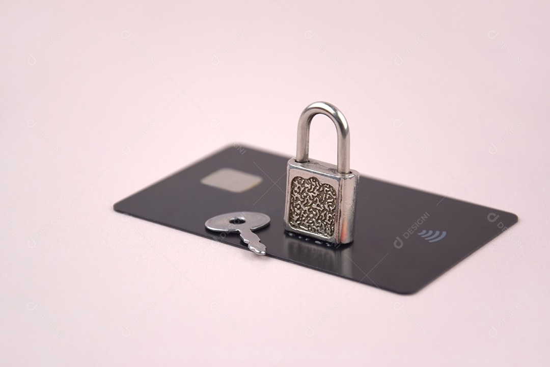 Cartão de crédito cadeado e chave mestra sobre o fundo claro