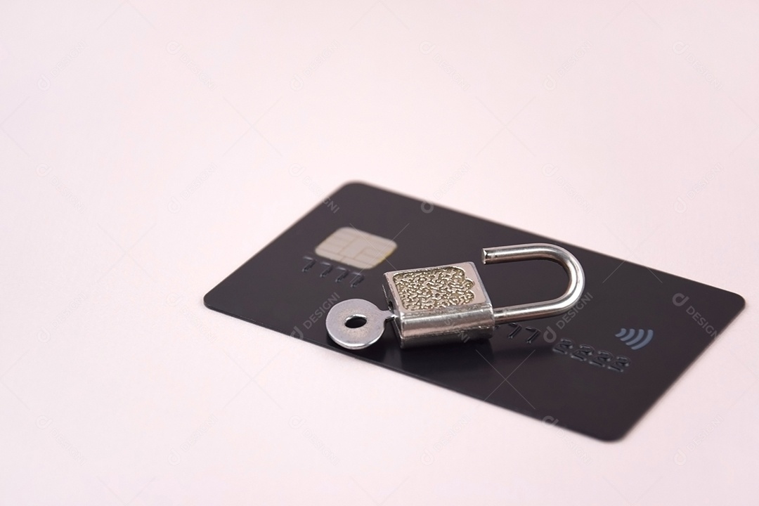 Cartão de crédito cadeado e chave mestra sobre o fundo claro