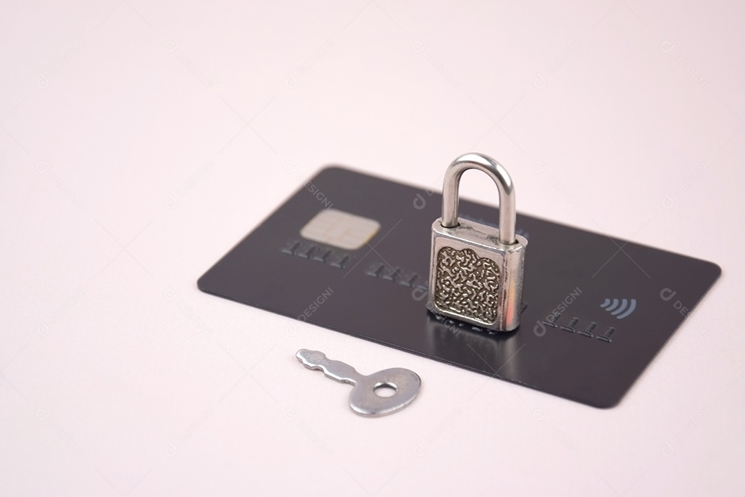 Cartão de crédito cadeado e chave mestra sobre o fundo claro