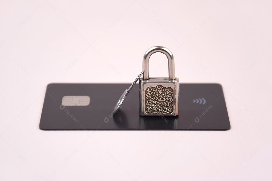 Cartão de crédito cadeado e chave mestra sobre o fundo claro
