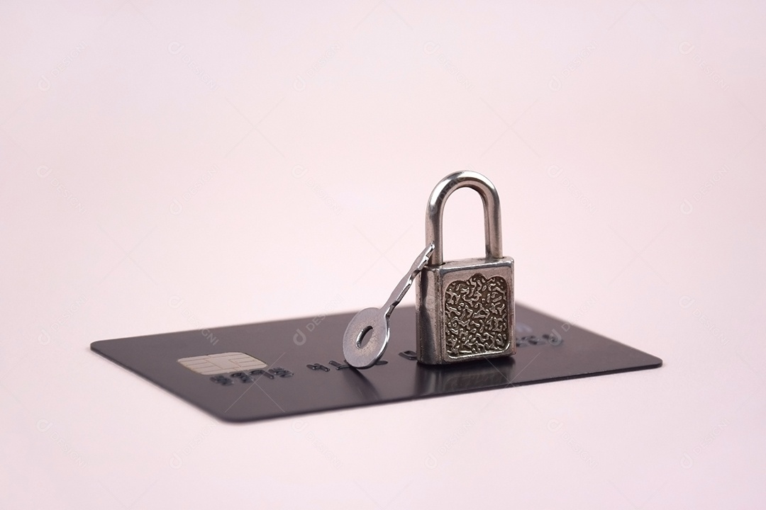 Cadeado chave e cartão de crédito proteção contra fraudes financeiras