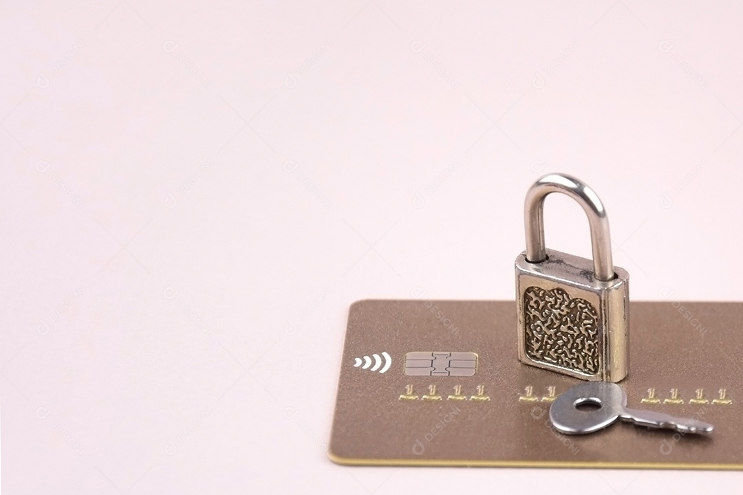 Cartão de crédito cadeado e chave mestra sobre o fundo claro