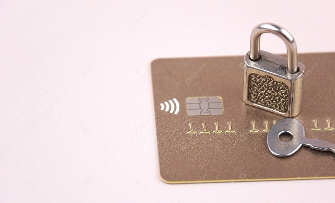 Cartão de crédito cadeado e chave mestra sobre o fundo claro