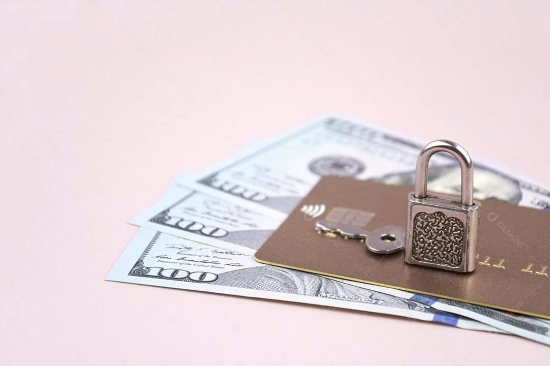 Notas de dinheiro cartão de crédito chave e cadeado proteção contra fraudes financeira
