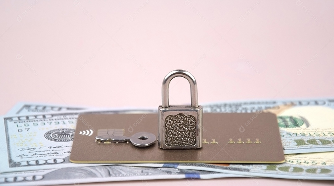 Notas de dinheiro cartão de crédito chave e cadeado proteção contra fraudes financeira
