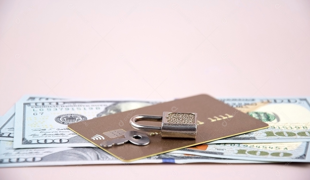 Notas em dinheiro cartão de crédito e chave com cadeado proteção contra fraudes financeiras