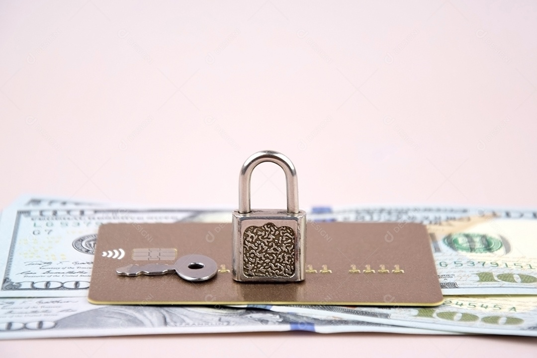 Cédulas e dinheiro cartão de crédito e chave com cadeado proteção contra fraudes financeiras