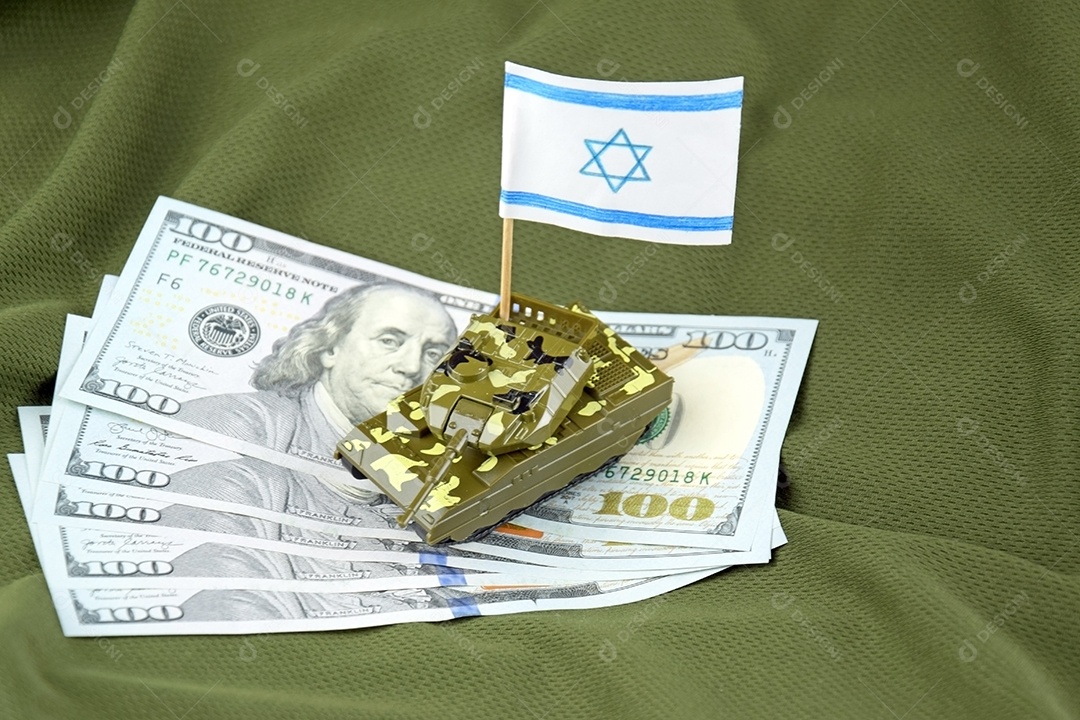 Tanque de guerra com a bandeira israelense em fundo de notas dólar americano