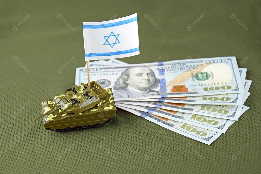 Um tanque de guerra com a bandeira israelense com fundo de dólar