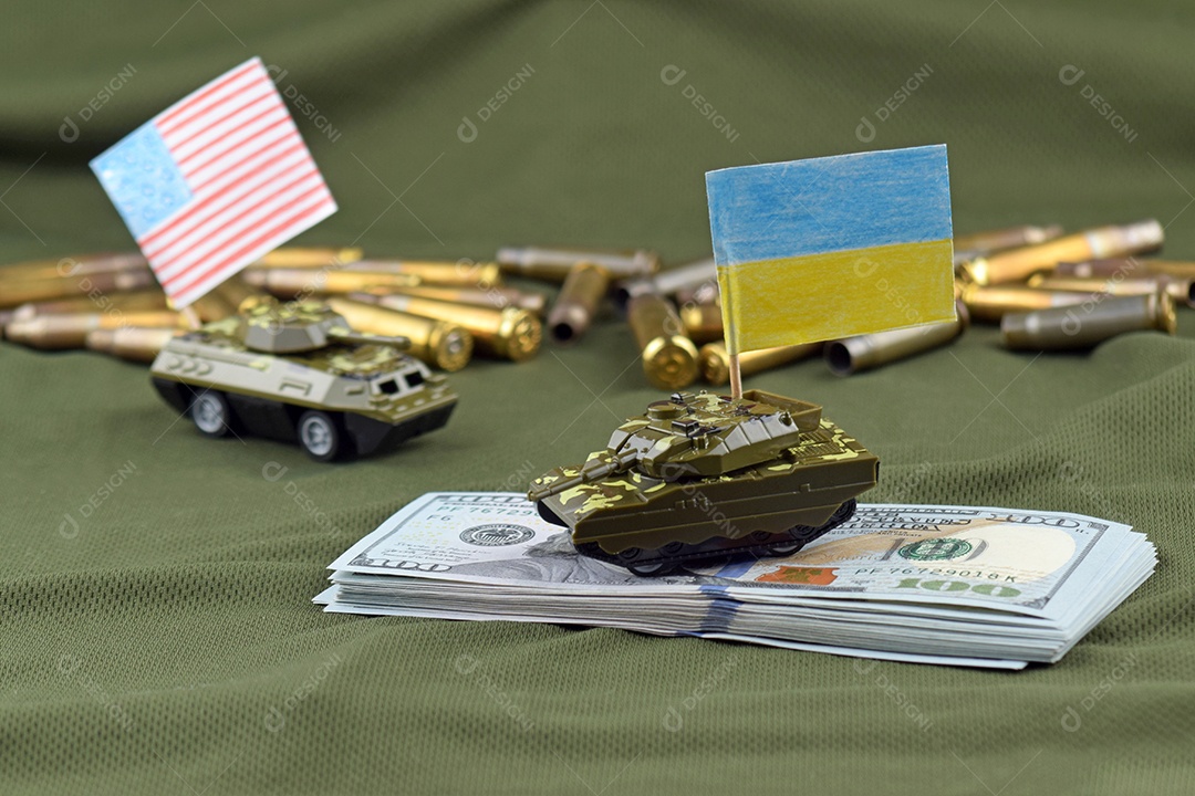 Tanques de guerra com bandeiras da Ucrânia e assistência militar dos Estados Unidos