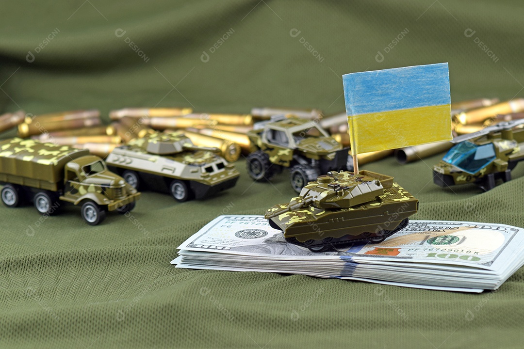 Tanque de guerra com a bandeira ucraniana em fundo de notas dólar americano