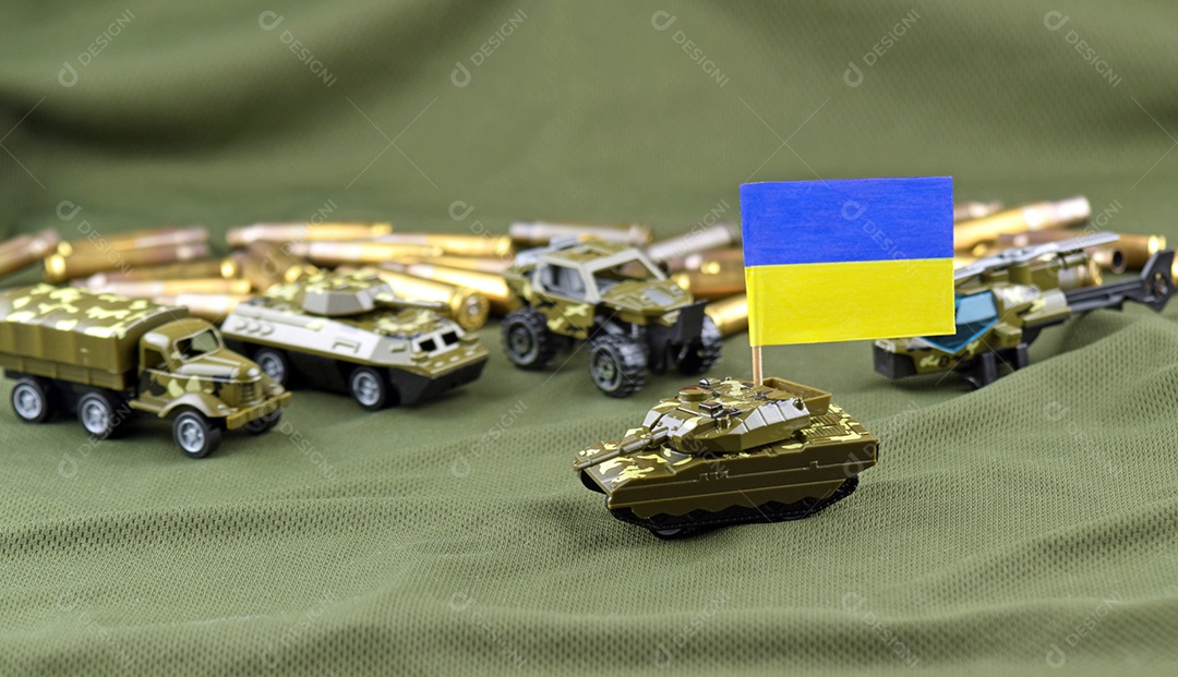 Um tanque de guerra com a bandeira da Ucrânia