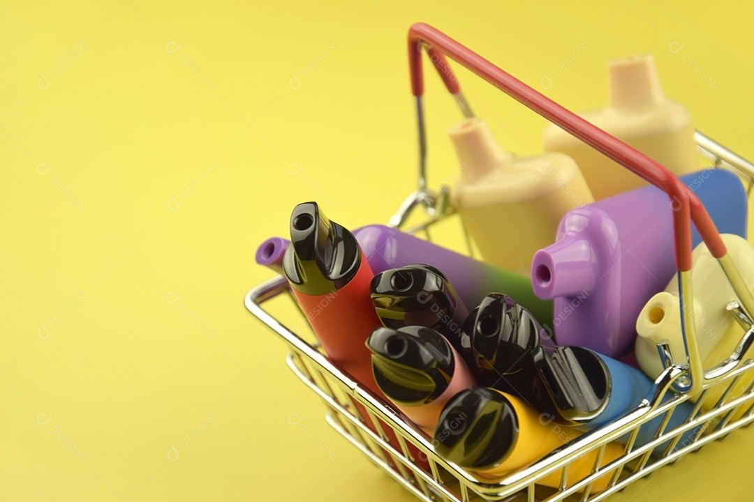 Cesta de compra com cigarros eletrônicos dentro conceito de comprar